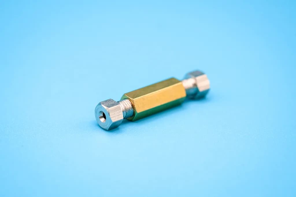 Set consisting of: Brass connector  6MB Screws, sealing olives